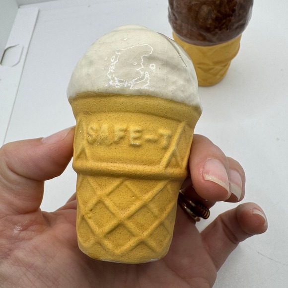 Vintage Safe-T Ice‎ Cream Cone Salt and Pepper Shakers Ceramic Novelty Kitchen - Picture 3 of 5